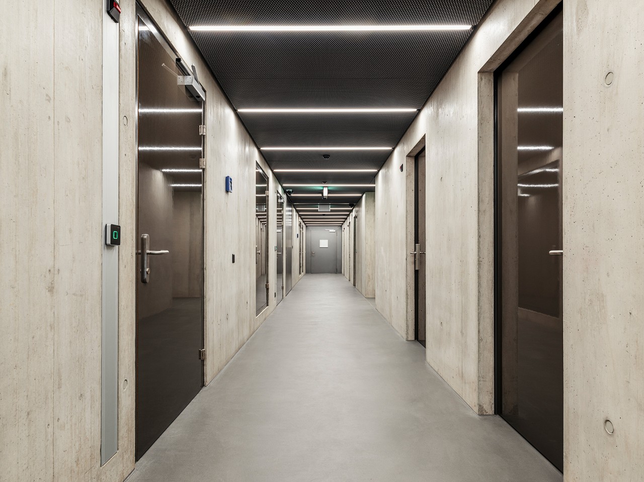 Blick in den Korridor mit Arrestzellen (Bild: Bruno Augsburger, Zürich)